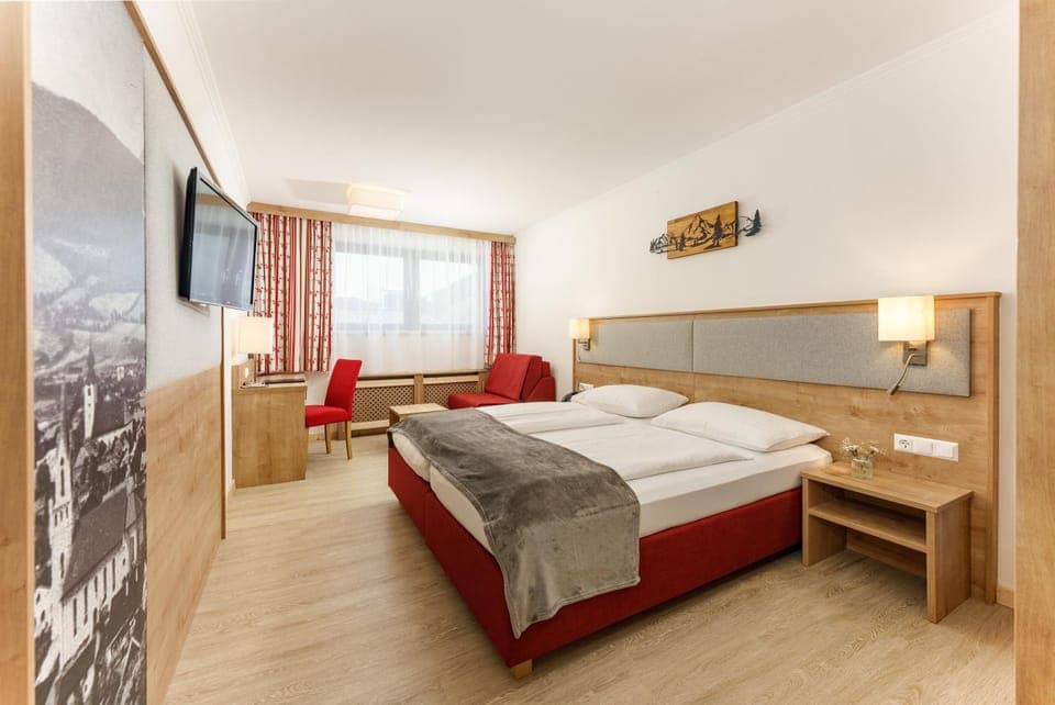 Bed, Photo of the whole room, Seating area, Bedroom