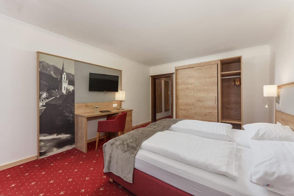 Bed, TV and multimedia, Bedroom, wardrobe