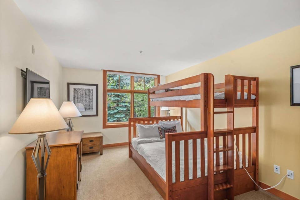 Bedroom, bunk bed