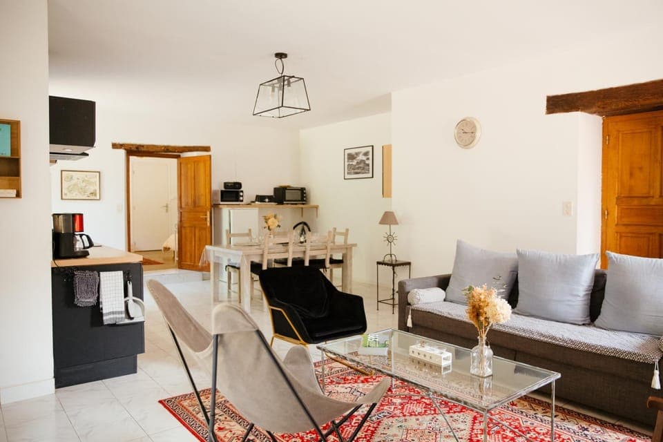 Kitchen or kitchenette, Living room, Dining area, minibar, stove