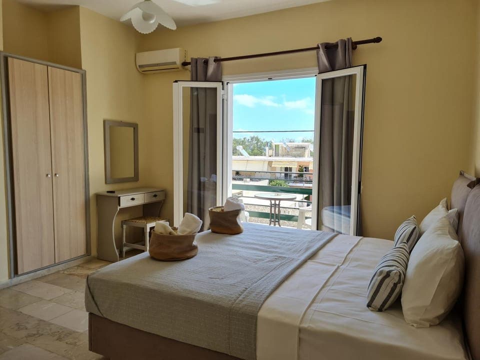 Bed, Balcony/Terrace, Photo of the whole room, hair dresser, towels, wardrobe, air conditioner