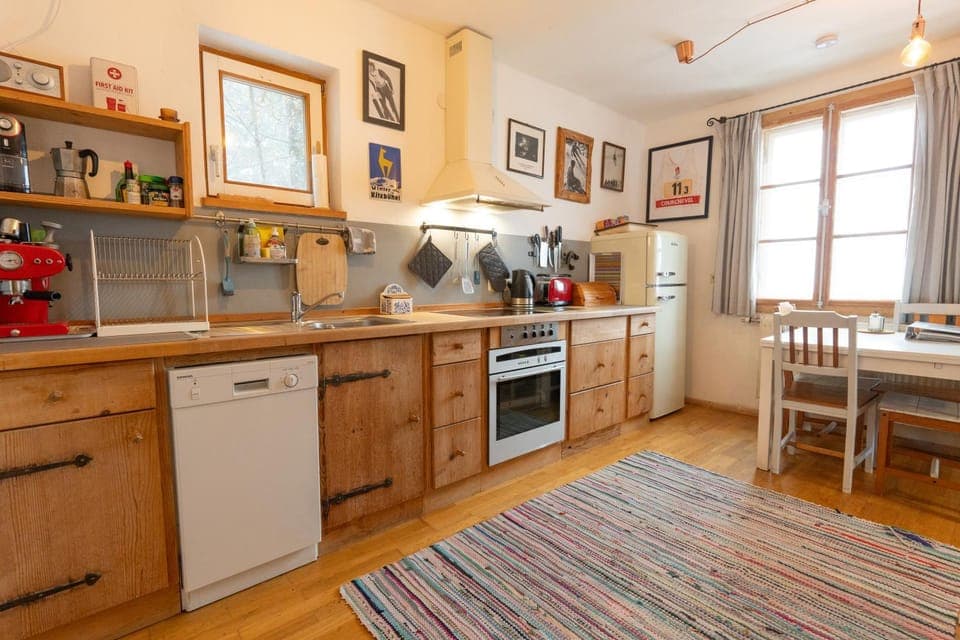 Kitchen or kitchenette, Dining area
