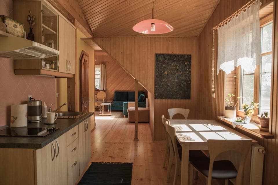 Kitchen or kitchenette, Dining area