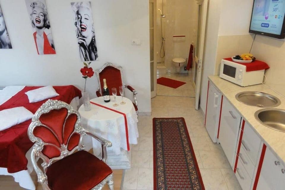 Bed, Kitchen or kitchenette, Living room, Seating area, Dining area, Bedroom, minibar