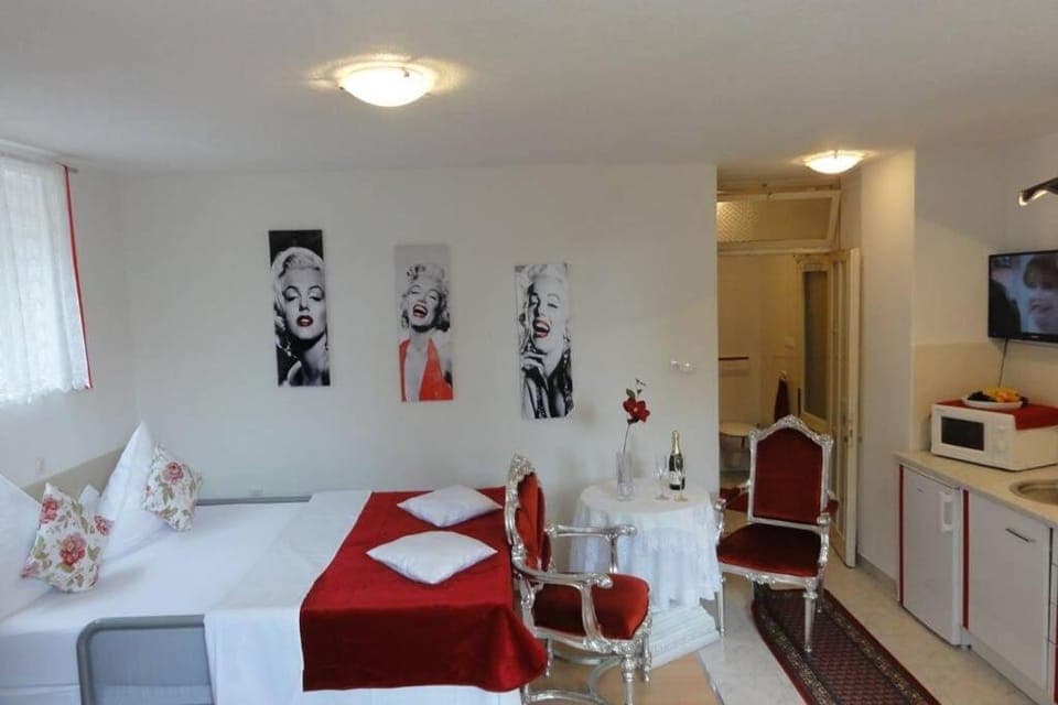 Bed, Kitchen or kitchenette, Living room, Photo of the whole room, Dining area, Bedroom, minibar