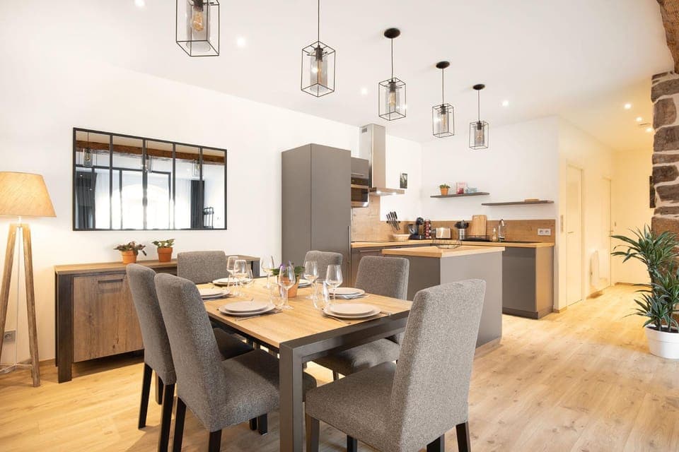 Kitchen or kitchenette, Dining area