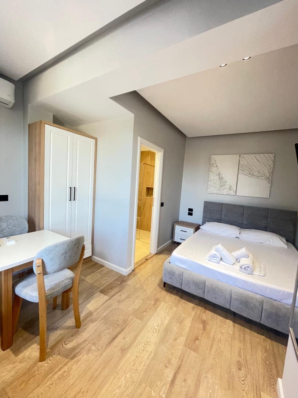 Bed, TV and multimedia, Living room, Photo of the whole room, Seating area, Bedroom, towels, wardrobe