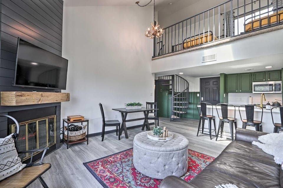 Pool Access & Balcony: Mtn-View Gatlinburg Condo House in Gatlinburg