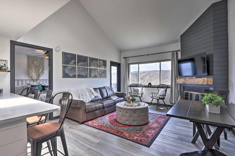 Pool Access & Balcony: Mtn-View Gatlinburg Condo House in Gatlinburg