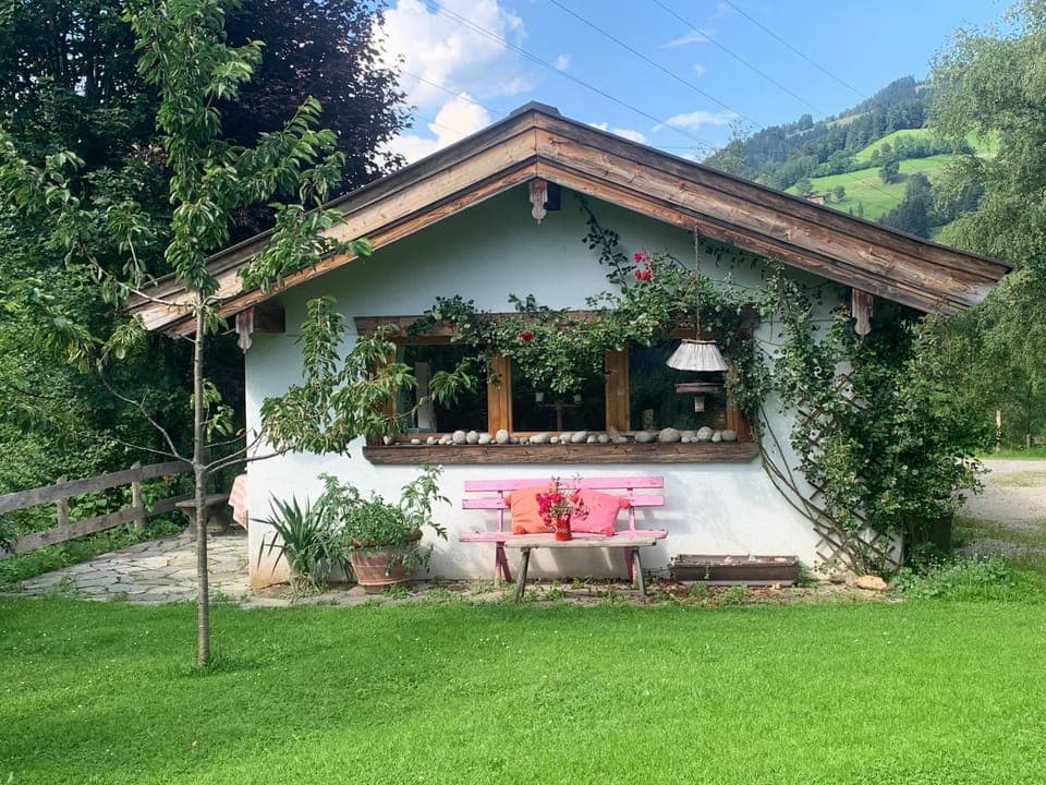 Property building, Patio, Spring, Day, Natural landscape, Summer, Garden, Balcony/Terrace, Garden view