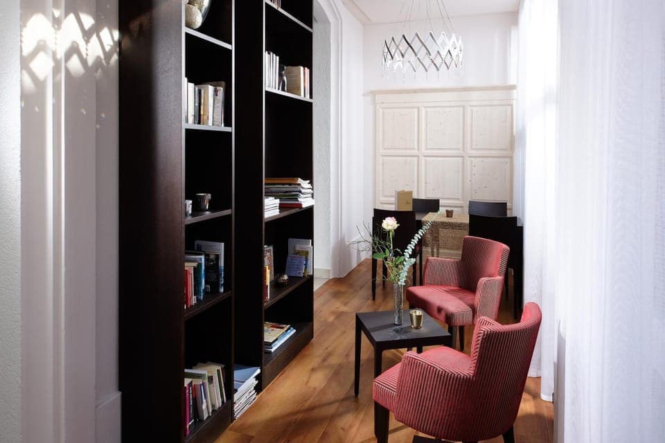 Library, Coffee/tea facilities, Seating area