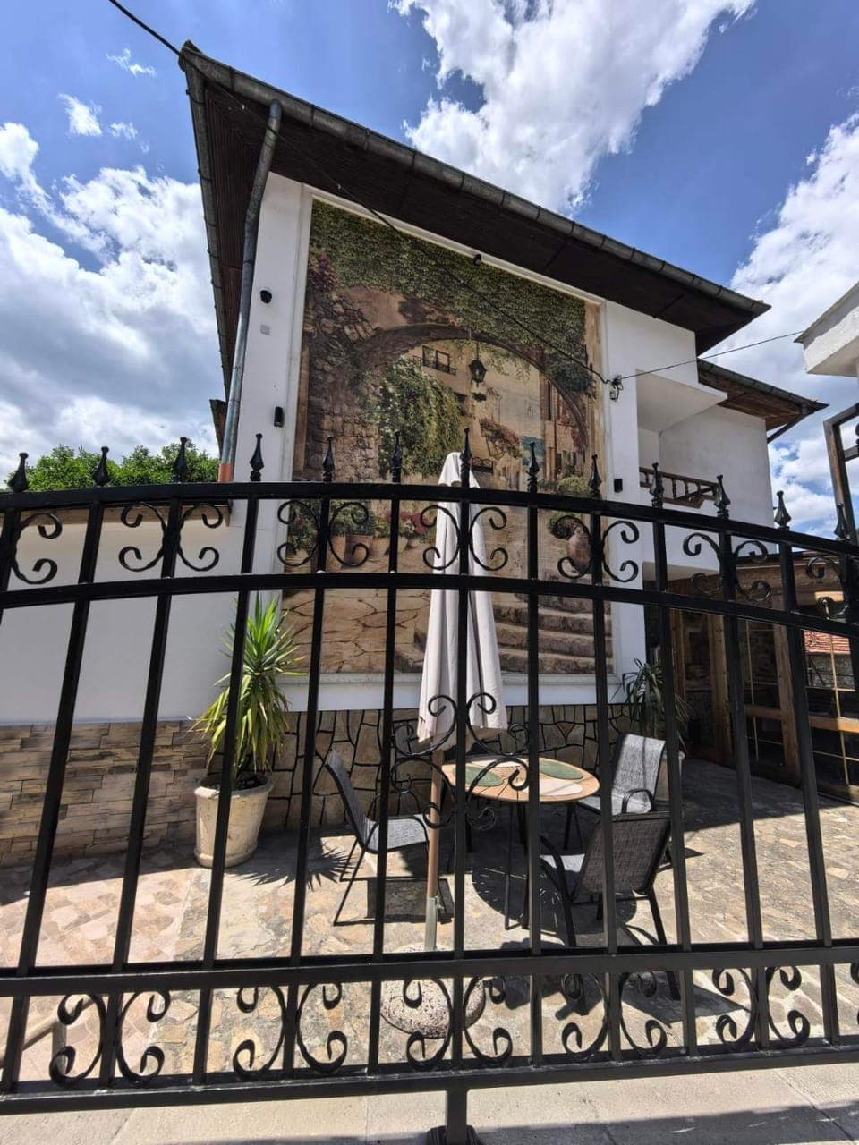 Property building, Restaurant/places to eat