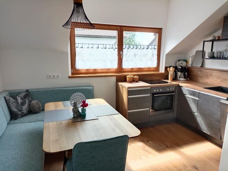 Kitchen or kitchenette, Dining area