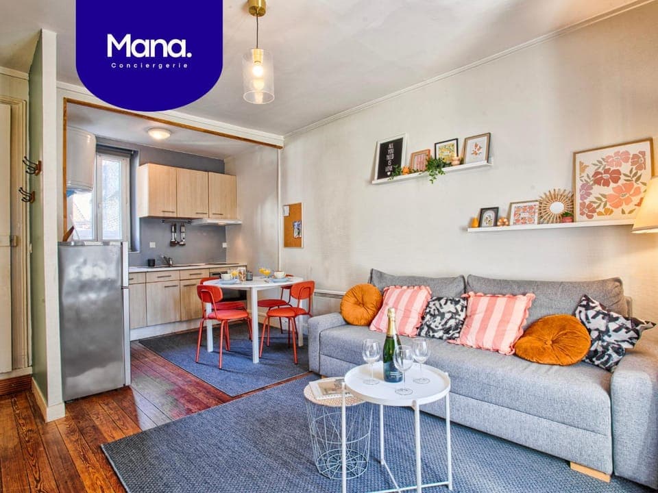 Kitchen or kitchenette, Seating area, oven, stove