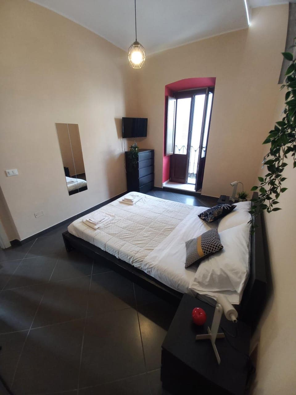 Bed, TV and multimedia, Photo of the whole room, Bedroom, towels