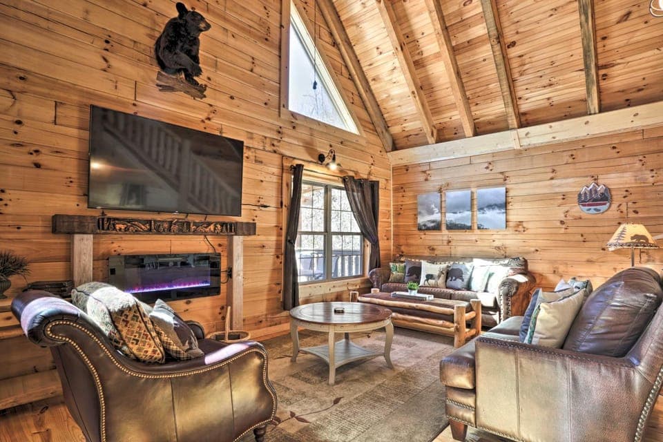 1 Mi to Dtwn Gatlinburg: Cabin w/ Game Room Cabin in Gatlinburg