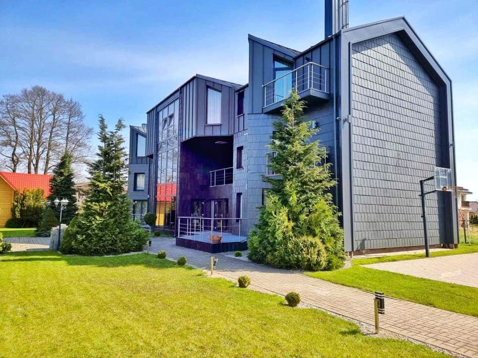 Property building, Day, Natural landscape, Garden, Garden, Garden view