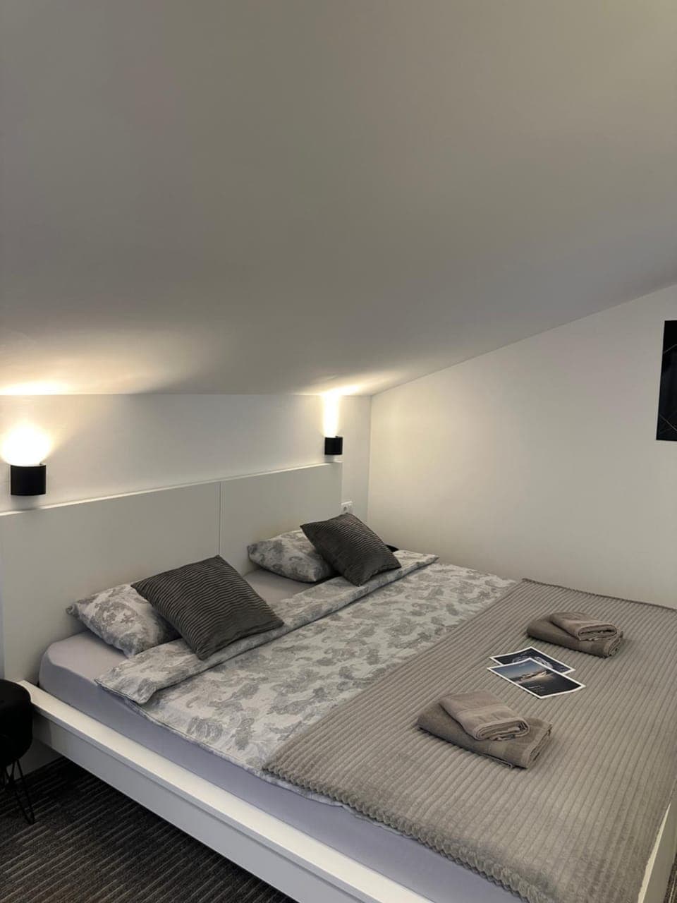 Bed, Bedroom, towels