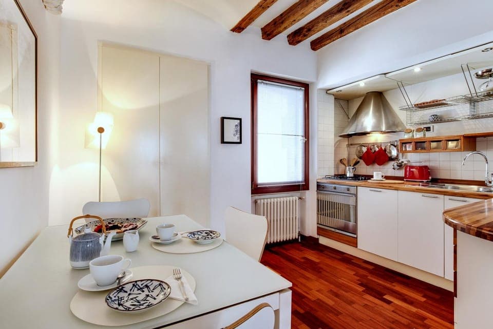 Kitchen or kitchenette, Dining area