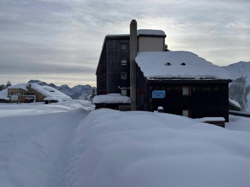 Property building, Winter, Photo of the whole room, Location