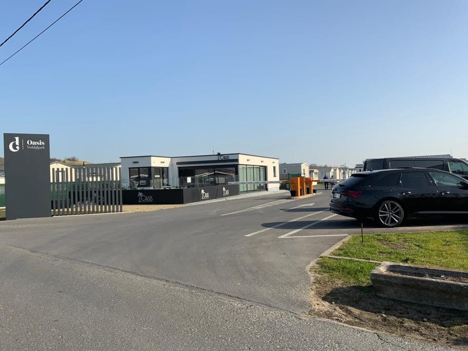 Restaurant/places to eat, Facade/entrance