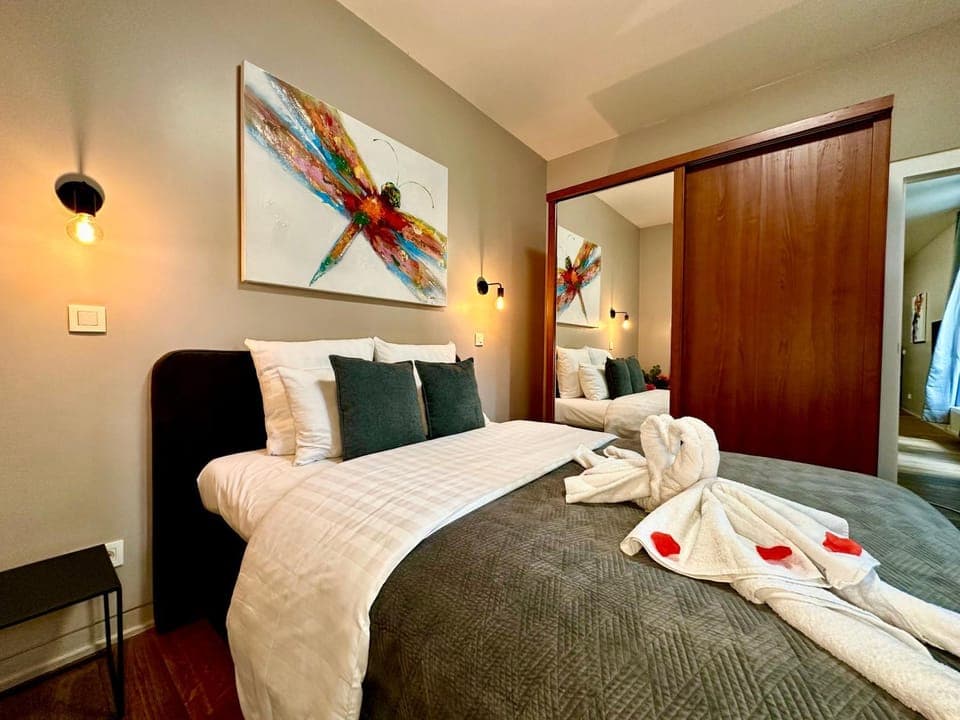 Bed, Bedroom, towels, wardrobe