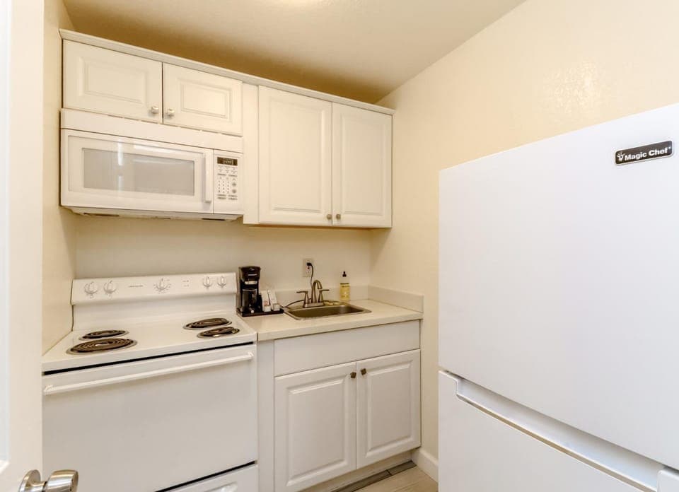 Kitchen or kitchenette, oven, stove