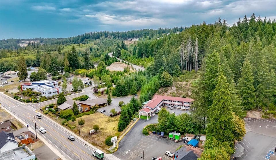 Property building, Day, Neighbourhood, Natural landscape, Bird's eye view, Mountain view, Parking