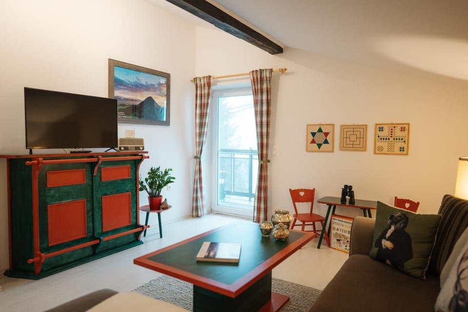 TV and multimedia, Living room, Seating area, Evening entertainment, internet