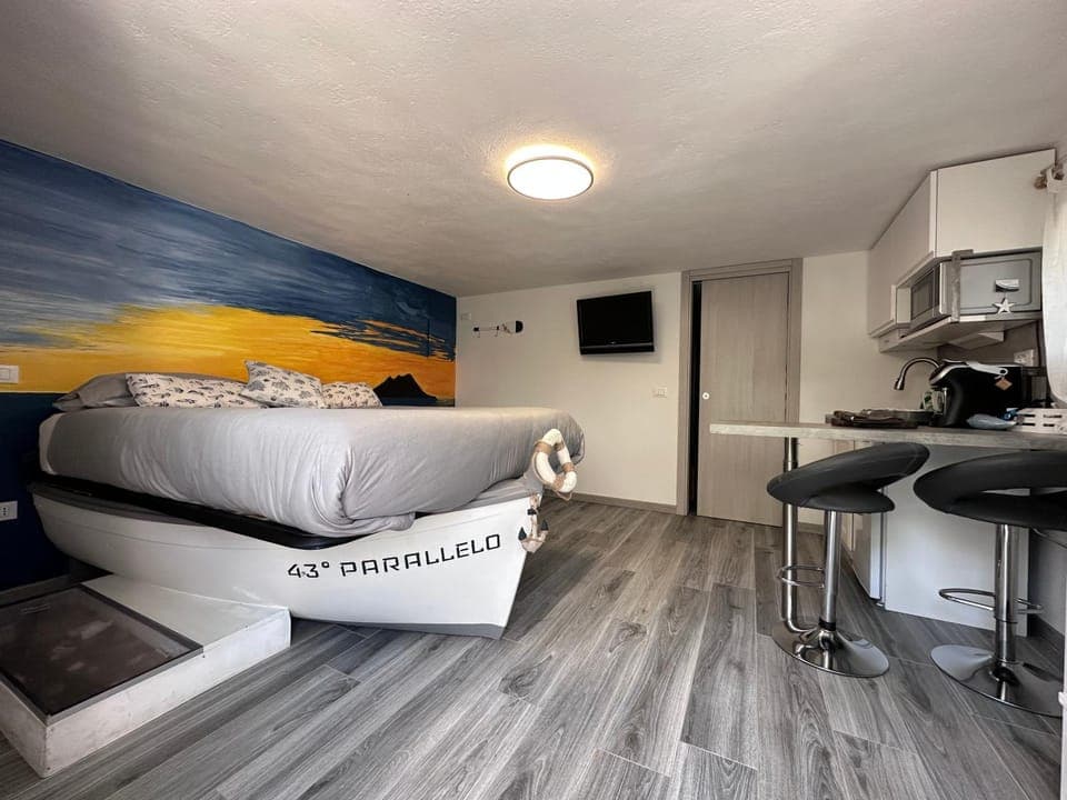 Bed, Kitchen or kitchenette, Photo of the whole room, Seating area, Bedroom, minibar