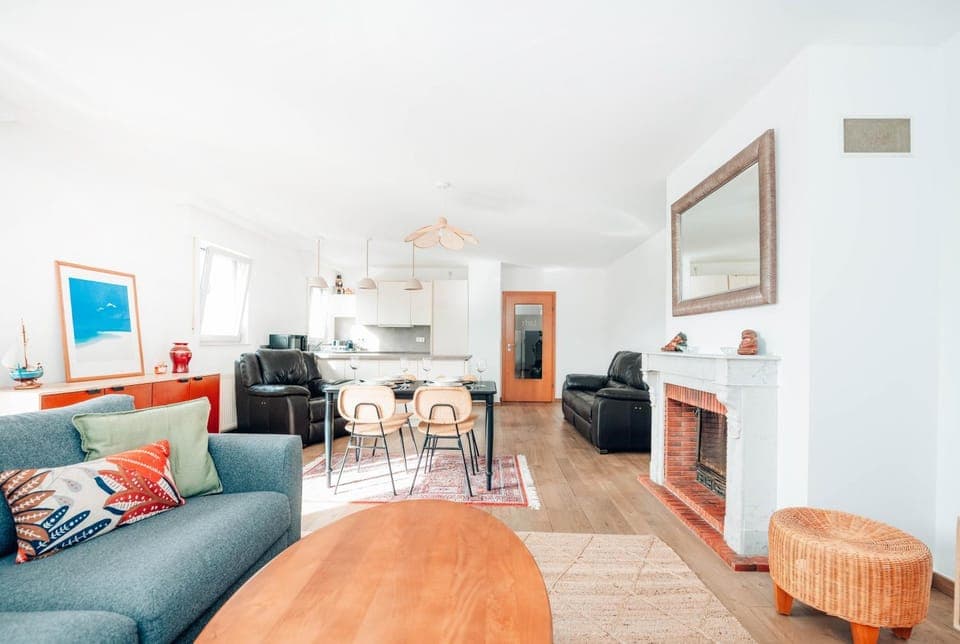 Kitchen or kitchenette, Living room, Seating area, Dining area