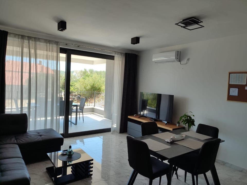 TV and multimedia, Living room, Seating area, Dining area, air conditioner