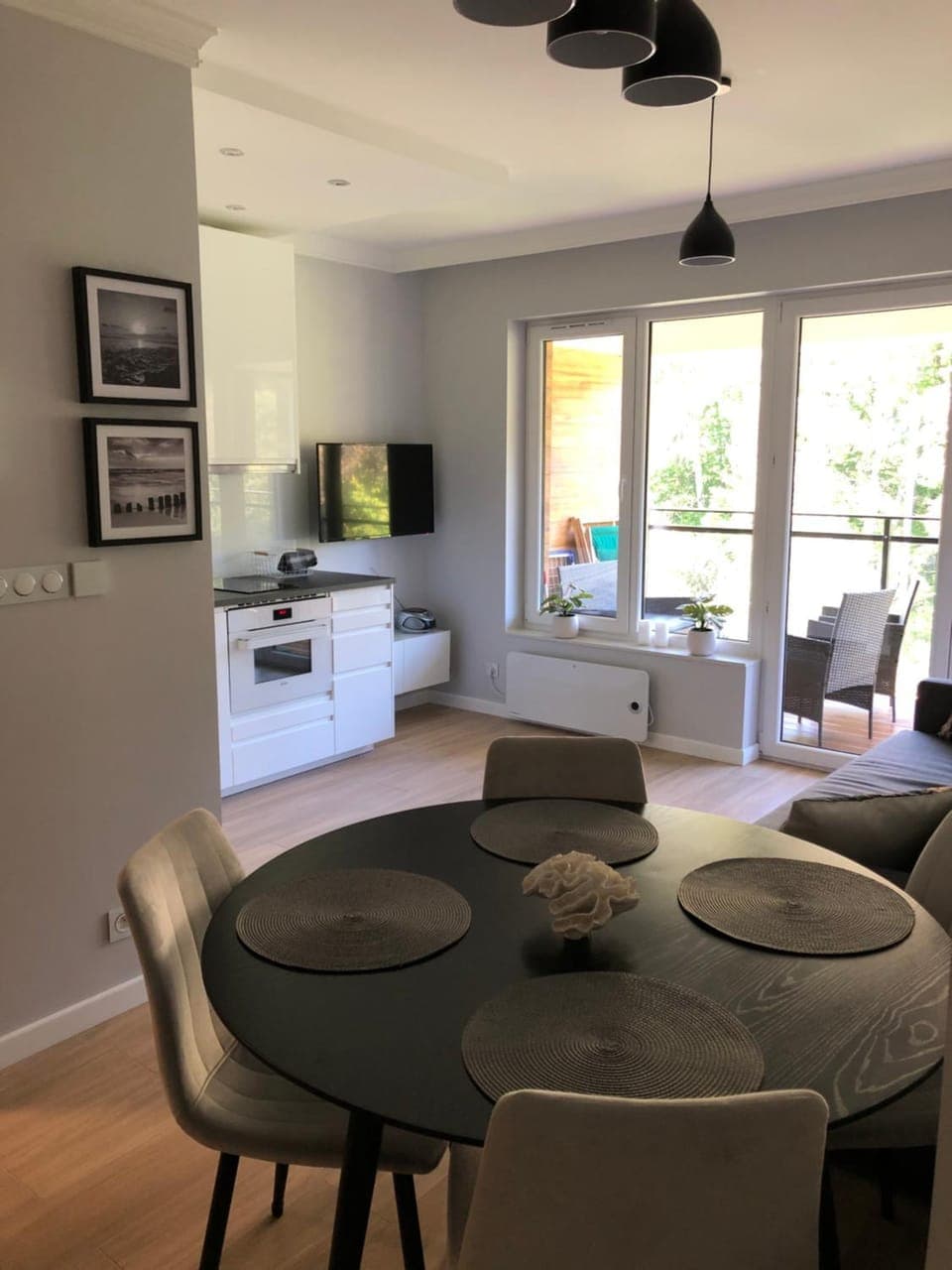 Kitchen or kitchenette, Living room, Seating area, Dining area