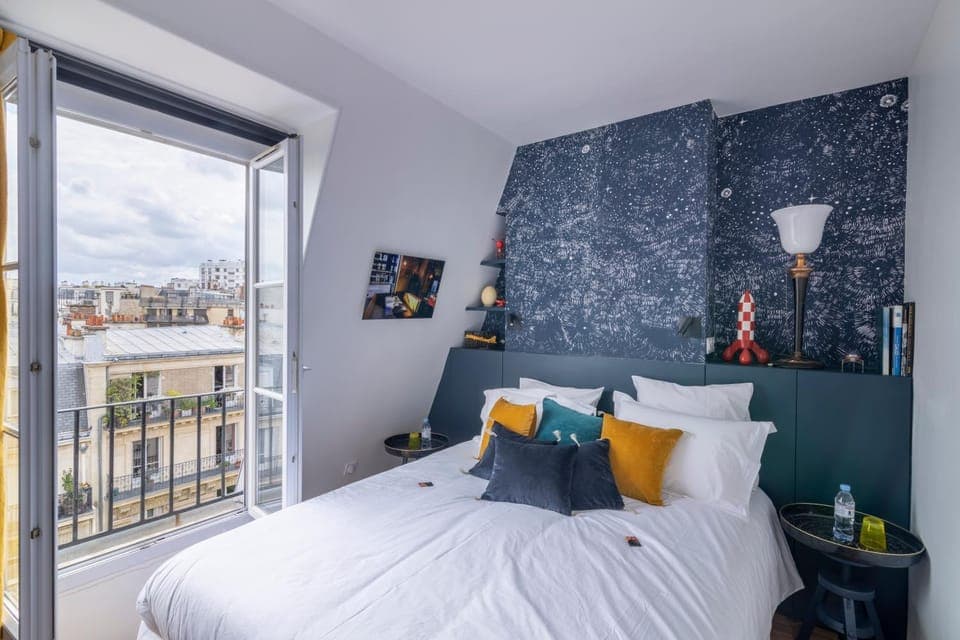 Nearby landmark, Bed, Bird's eye view, Photo of the whole room, Bedroom, City view, Street view
