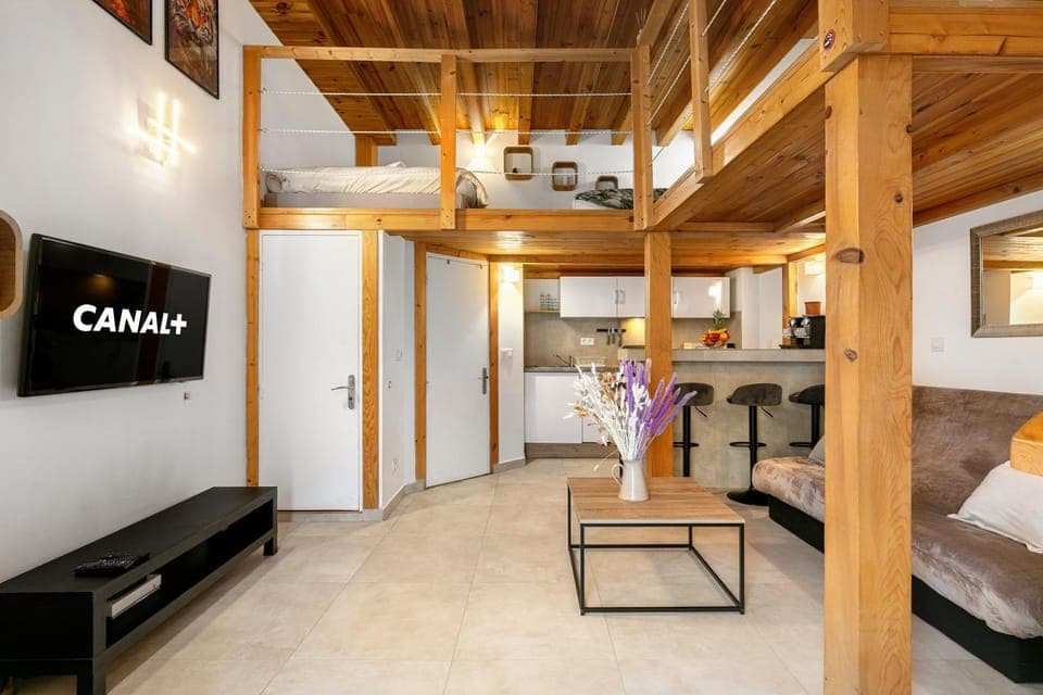 Communal lounge/ TV room, TV and multimedia, Living room, Seating area, Dining area, Evening entertainment