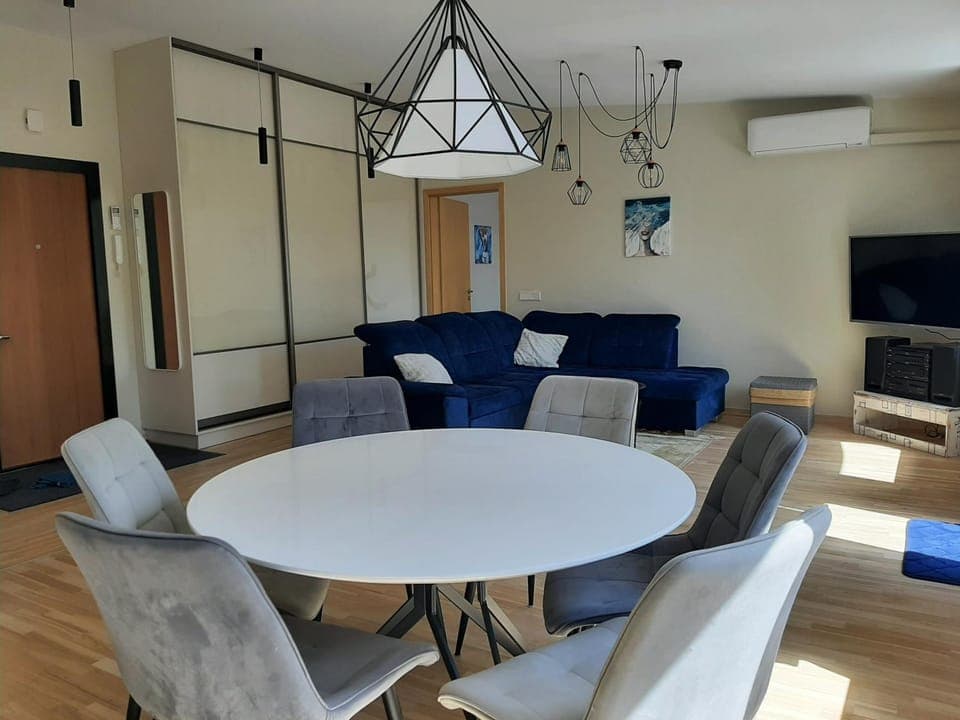 TV and multimedia, Living room, Seating area, Dining area, air conditioner