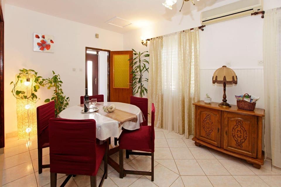 Seating area, Dining area