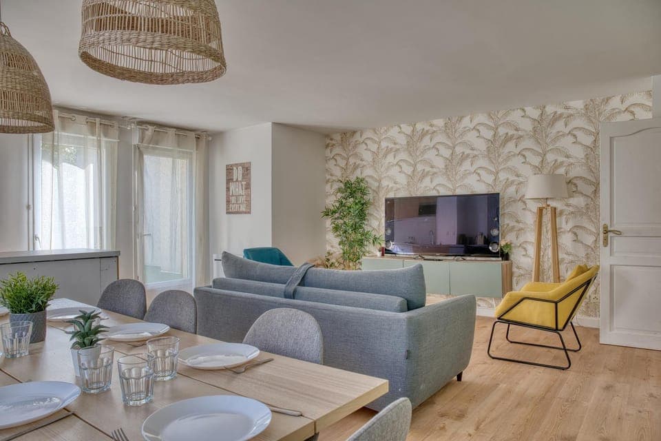 TV and multimedia, Living room, Dining area