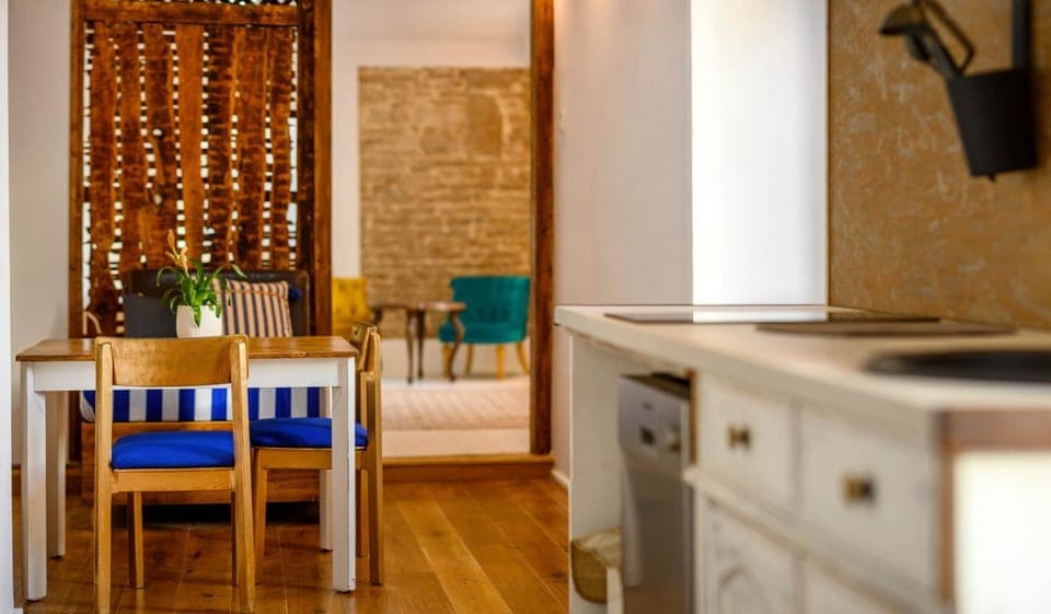 View (from property/room), Kitchen or kitchenette, Dining area