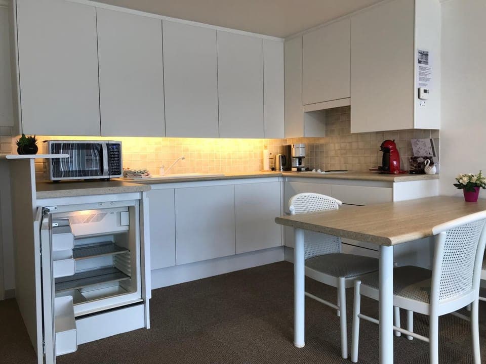 Coffee/tea facilities, Kitchen or kitchenette, Dining area