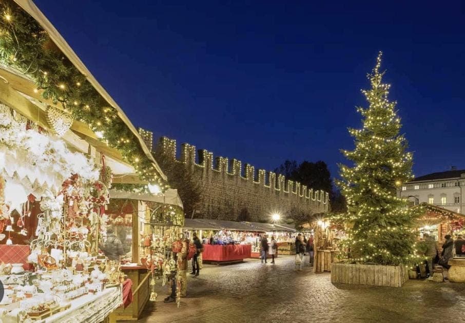 View (from property/room), City view, Landmark view, Street view