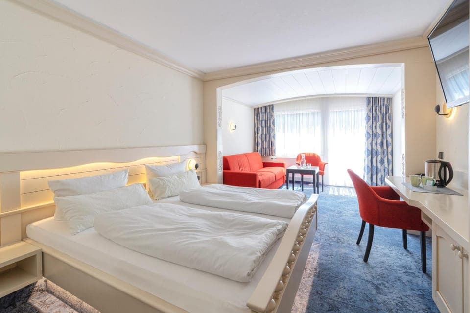 Bed, Photo of the whole room, Seating area, Bedroom