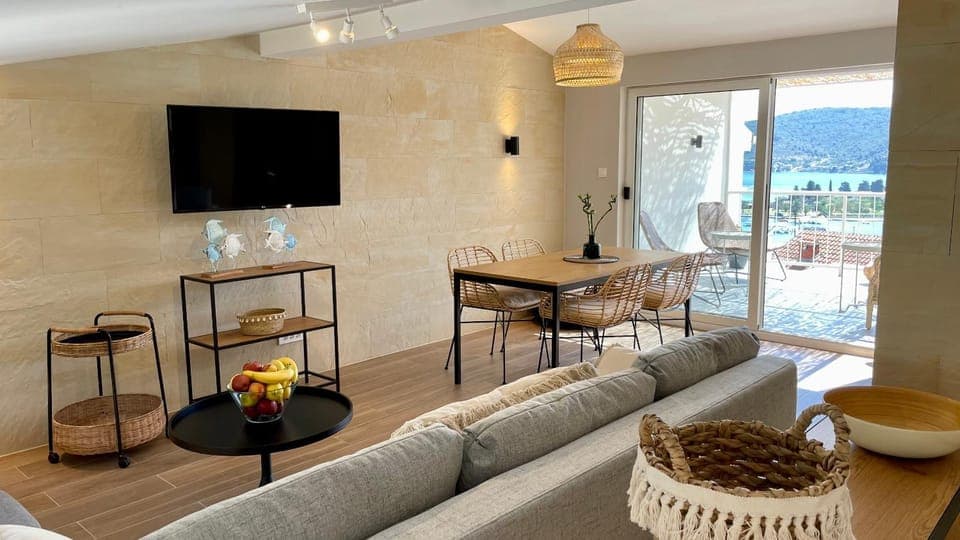 TV and multimedia, Living room, Dining area