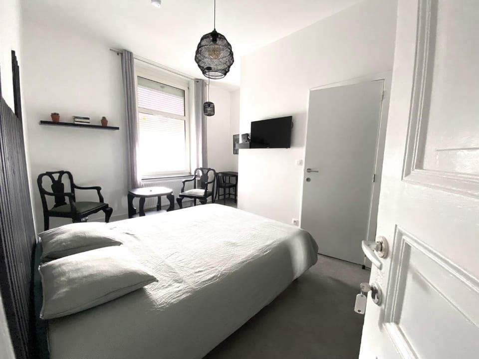 Bed, TV and multimedia, Photo of the whole room, Bedroom, hair dresser