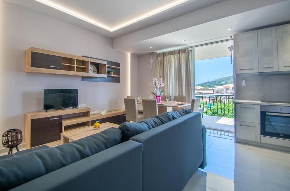 Communal lounge/ TV room, TV and multimedia, Living room, Seating area, Dining area