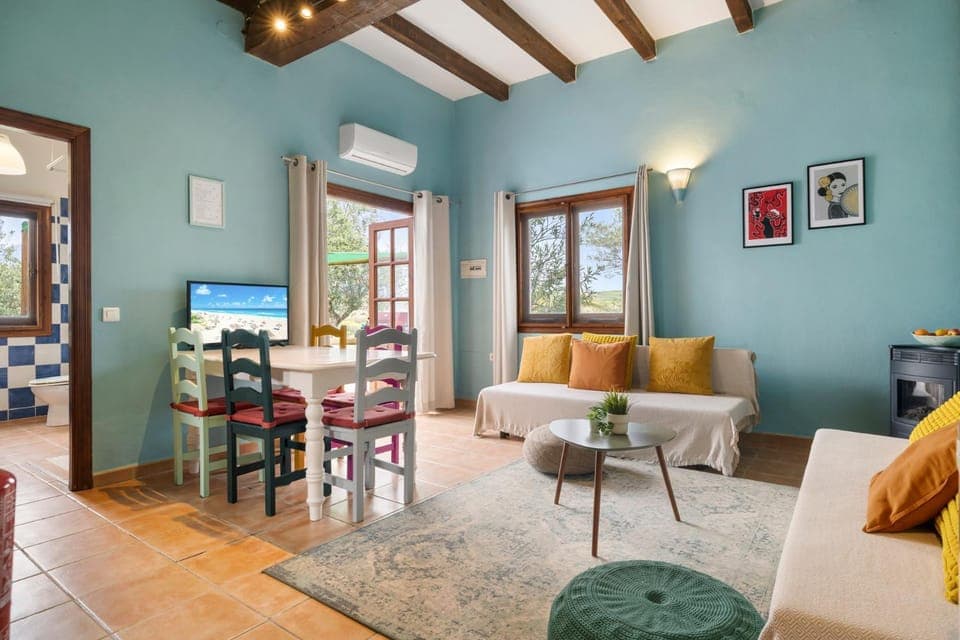 TV and multimedia, Seating area, Dining area, air conditioner