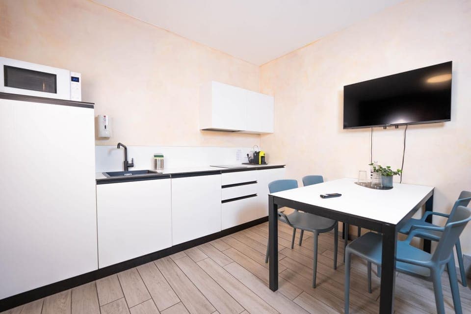 TV and multimedia, Kitchen or kitchenette, Seating area, Dining area, oven, stove