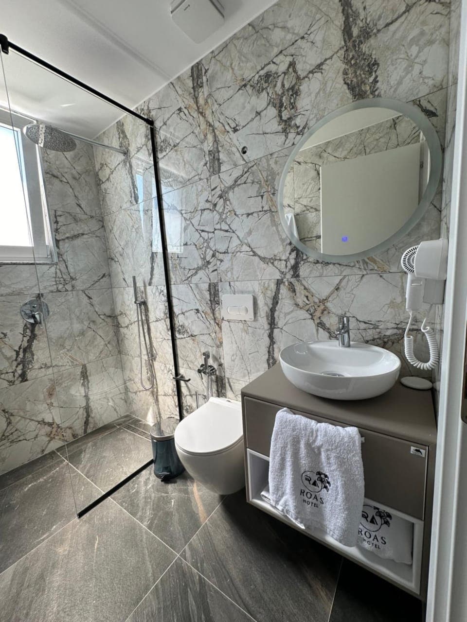 Shower, Toilet, Bathroom, towels