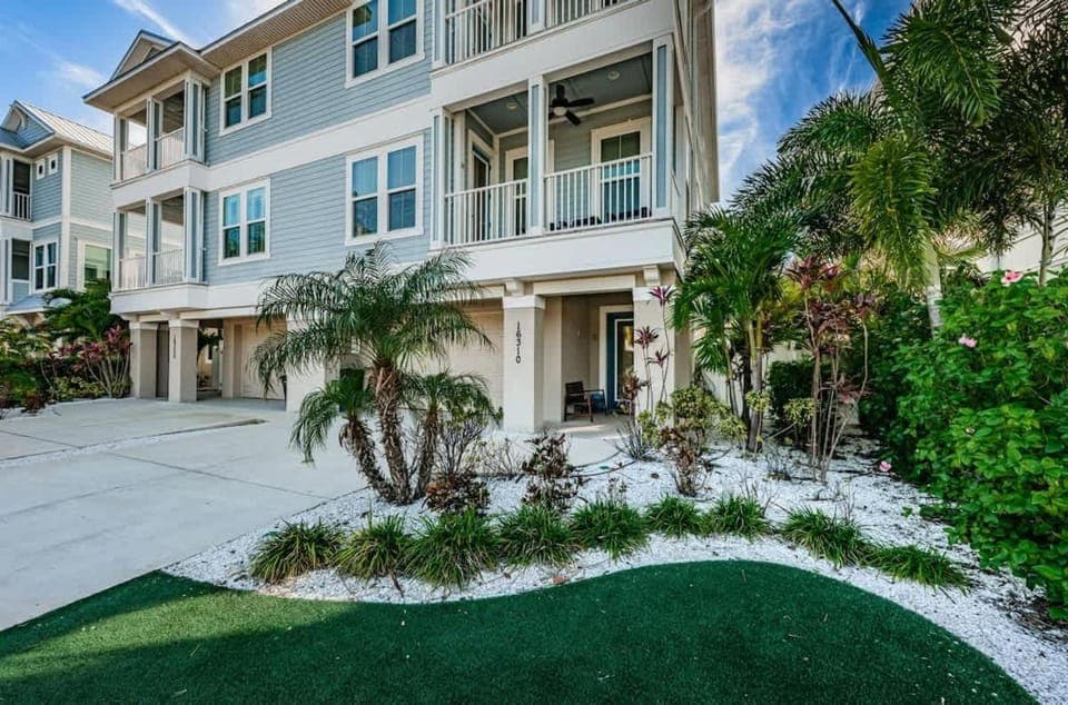 Tropical Treasure Beach Villa House in North Redington Beach