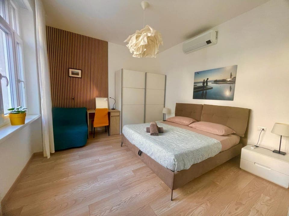 Seating area, Bedroom, wardrobe, air conditioner